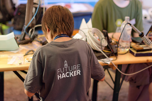 Junghacker:in bei der Arbeit